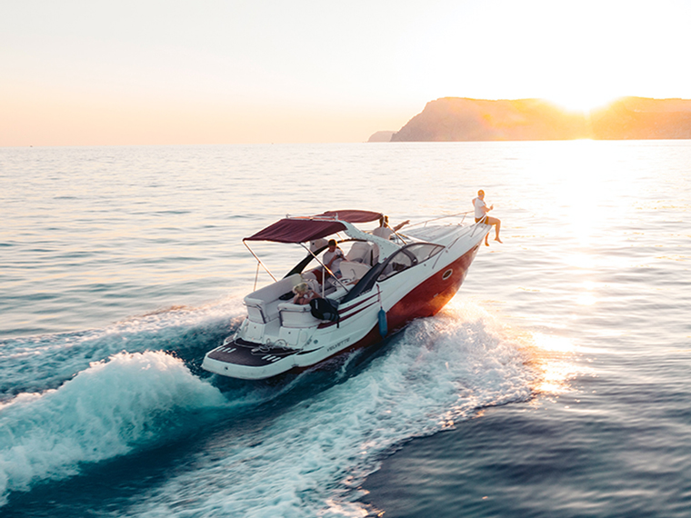 James Bond by Speedboat